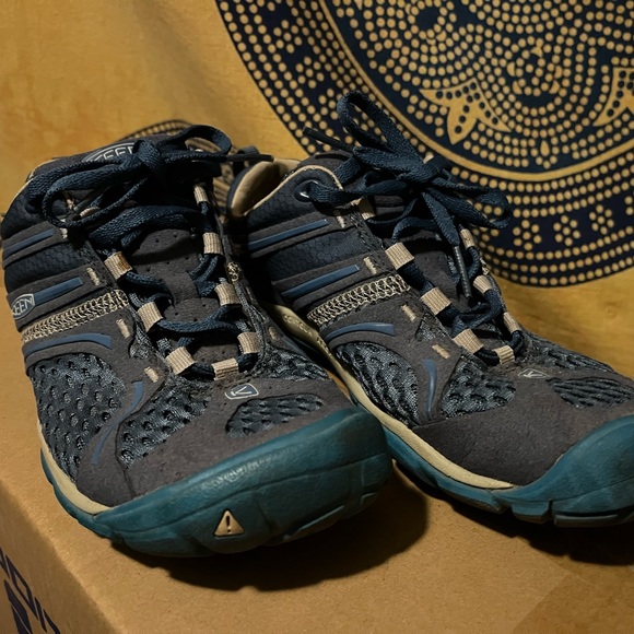 Keen barefoot style trail running shoe - Picture 2 of 3